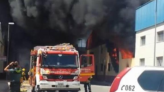 Incendio en una nave industrial de Catral