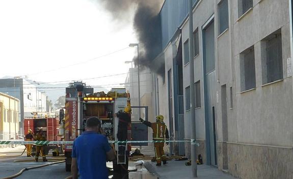 Un incendio arrasa en Catral una fábrica dedicada a la industria del calzado