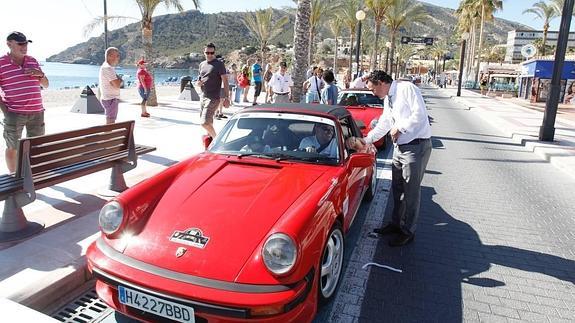 Sesenta coches clásicos parten rumbo a Granada