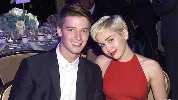 Patrick Schwarzenegger acosa a Miley Cyrus
