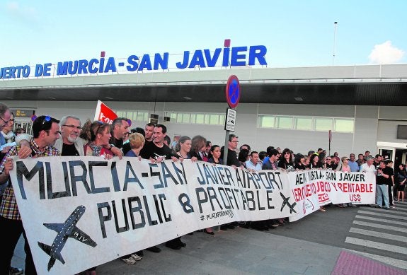 Trabajadores, sindicatos y partidos se unen contra el cierre del aeropuerto