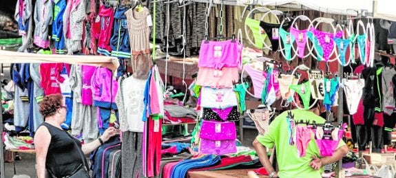 El comercio alicantino pide a los partidos que se limite la venta textil en mercadillos