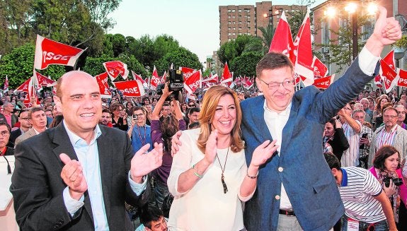 Susana Díaz se pone de ejemplo para dejar solo dos opciones: el PP o el PSOE