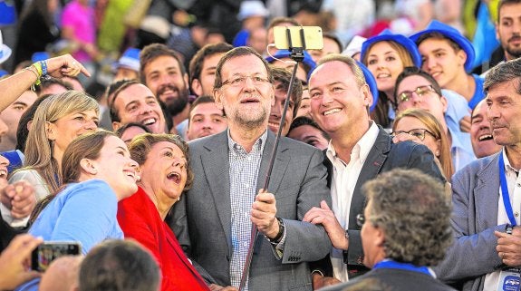 Rajoy respalda a Barberá ante una plaza de toros de Valencia llena