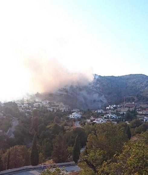 Los medios aéreos se retiran del incendio del Montgó