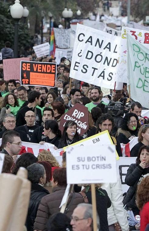 Dependientes, docentes y sanitarios, esperanzados en que reviertan los recortes