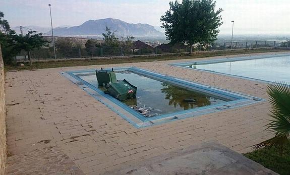 Los vándalos causan destrozos en el complejo de piscinas de La Pedrera
