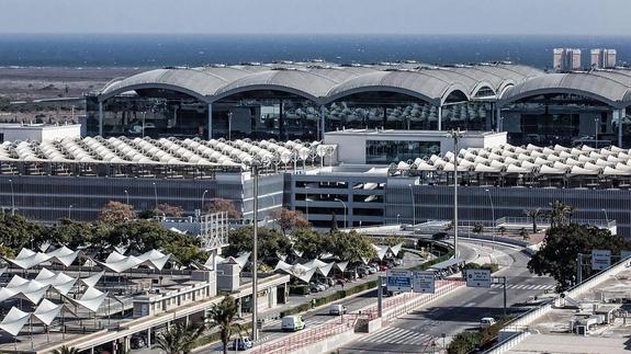 El aeropuerto Alicante-Elche tendrá un aparcamiento exprés a partir de julio