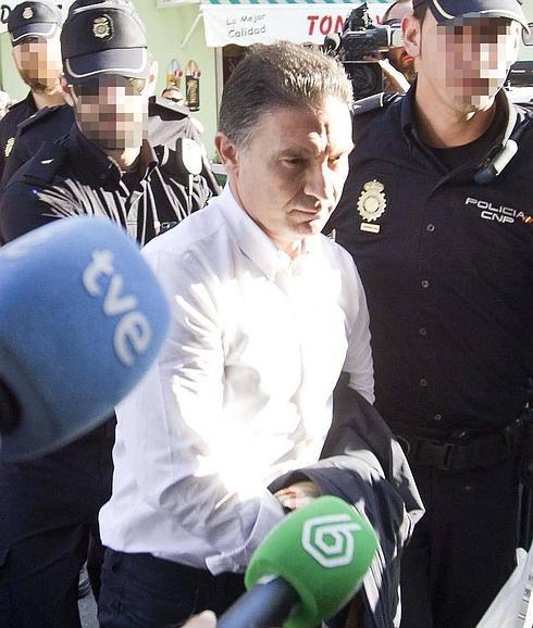 Serafín Castellano, en libertad con la prohibición de salir de España tras ser detenido esta mañana