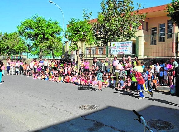 Una cadena humana reclama la jornada continua en el colegio