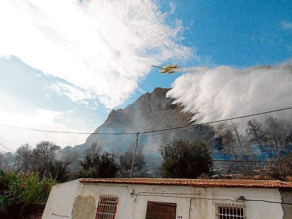 Un incendio calcina casi cuatro hectáreas de monte en Orihuela