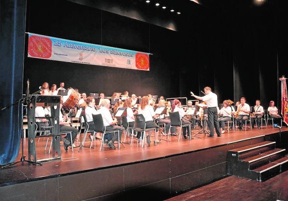 Los Salerosos llena de música tradicional el Teatro Municipal