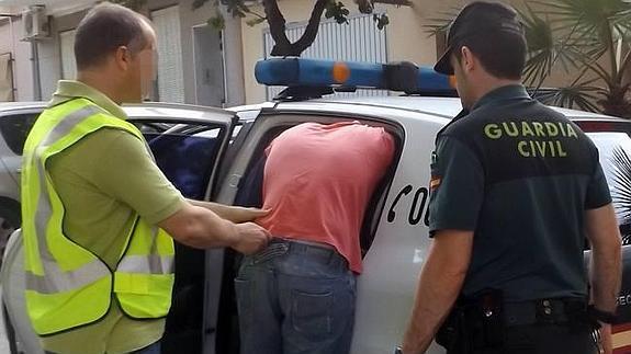 Detenido por una treintena de robos en vehículos y garajes de Torreagüera y Beniaján