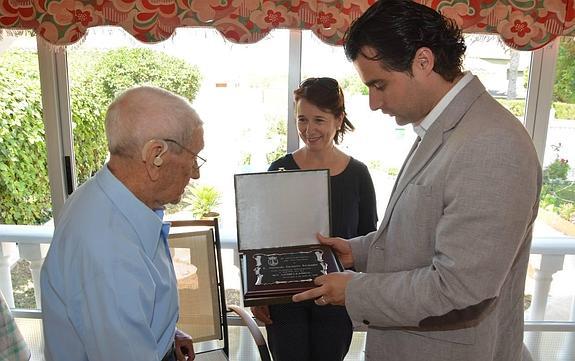 Un militar retirado residente en Los Balcones recibe un homenaje al cumplir 101 años
