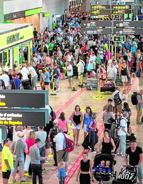 Convocan huelga en la limpieza del aeropuerto en el arranque del verano