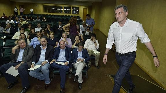 Urralburu se pregunta si en el PP se están produciendo «dimisiones o prejubilaciones»