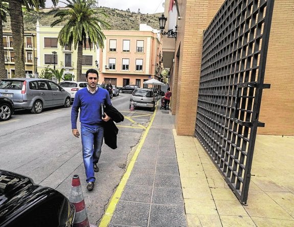 El socialista Medina renuncia a ser edil en Bigastro tras la derrota electoral