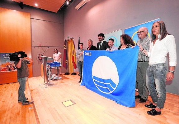Seis municipios reciben sus Banderas Azules