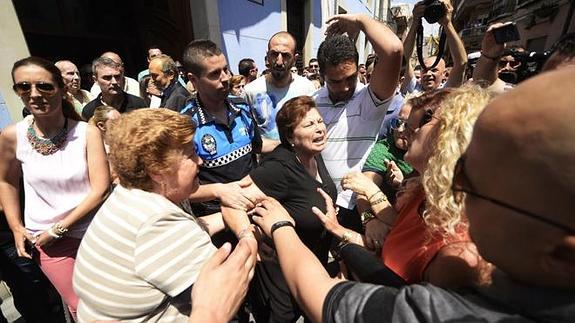 Una septuagenaria, militante del PP, intenta agredir al concejal de IU en Fortuna