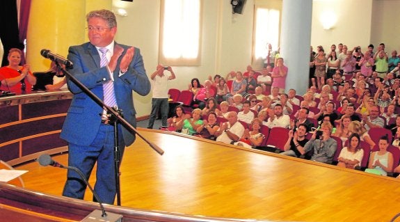 Bastida promete «un instituto, un colegio y una residencia»