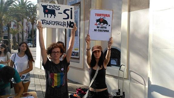 La nueva concejal de Juventud y Protección Animal recoge firmas contra los toros