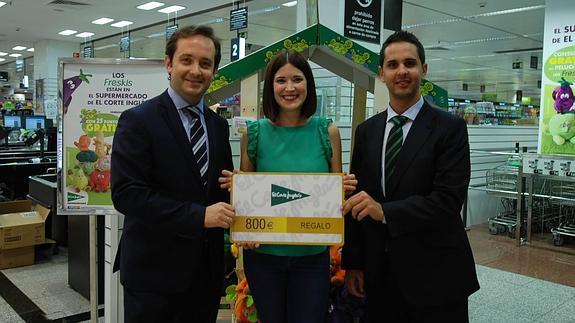 La concursante murciana de 'Masterchef' recoge su premio en el Corte Inglés