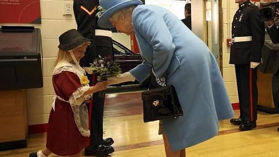 Una niña es golpeada por un centinela real cuando saludaba a la reina Isabel II