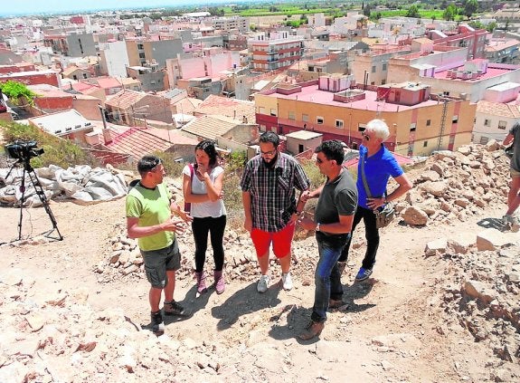 El director del Marq visita el yacimiento de la Edad del Bronce en el Castillo