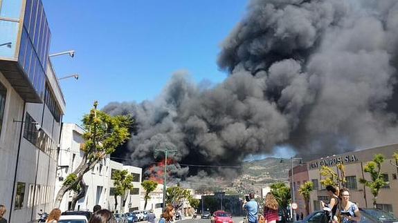 Dos heridos en el incendio de una nave de colchones en Alcoy