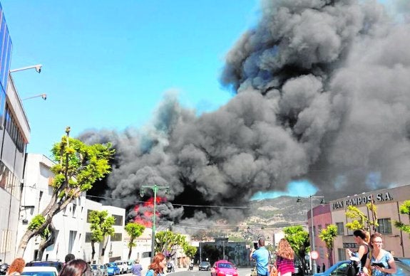 Un incendio causa tres heridos y levanta una nube tóxica sobre Alcoy