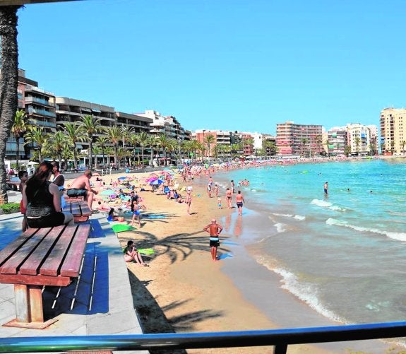 Cruz Roja pone en marcha el servicio de vigilancia en playas con 44 socorristas