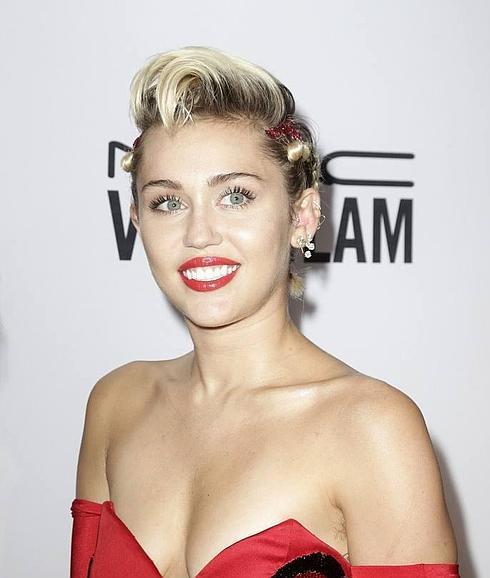 Miley Cyrus se ofrece a limpiar casas desnuda para recaudar fondos contra el SIDA