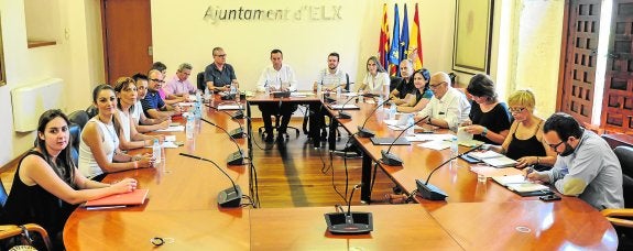 El tripartito mantiene el número de asesores pero el gobierno pierde tres