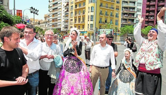 Un alcalde de Valencia visita las Hogueras por primera vez desde antes de la democracia