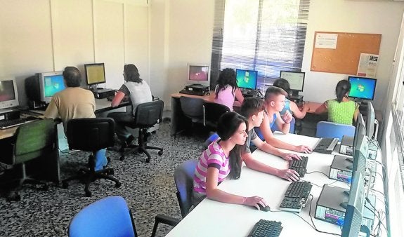 Sabic da 30 ordenadores a una ONG de La Unión