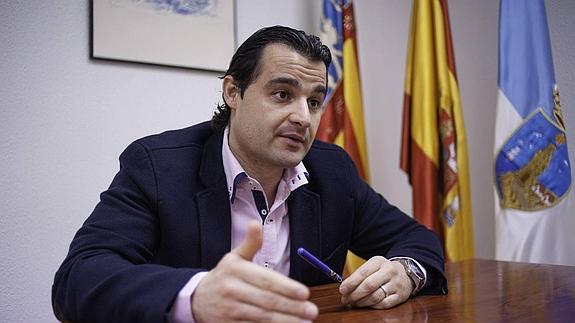 El PP acusa al pentapartito de «ningunear» a casi el 40 % de los electores