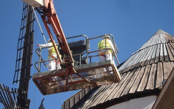 El taller de empleo remoza el molino de viento y la ermita de San Isidro