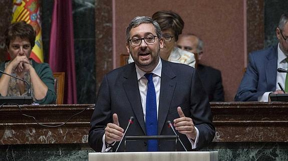 Martínez advierte de que la oposición no frenará a Sánchez por la vía judicial