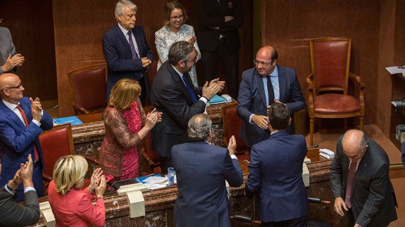 El nuevo presidente regional se estrena con elogios a C's y reproches a PSOE y Podemos