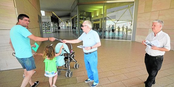 Salvemos el Rosell protesta por los recortes