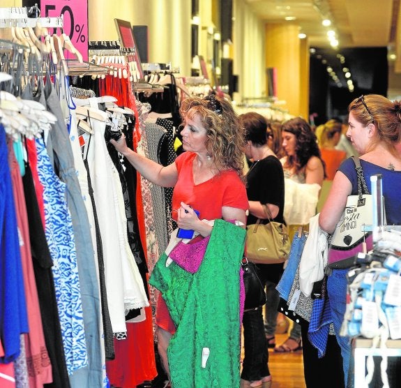Las esperadas rebajas ganan el pulso al calor