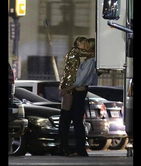 Miley Cyrus y su novia, pilladas besándose apasionadamente en público