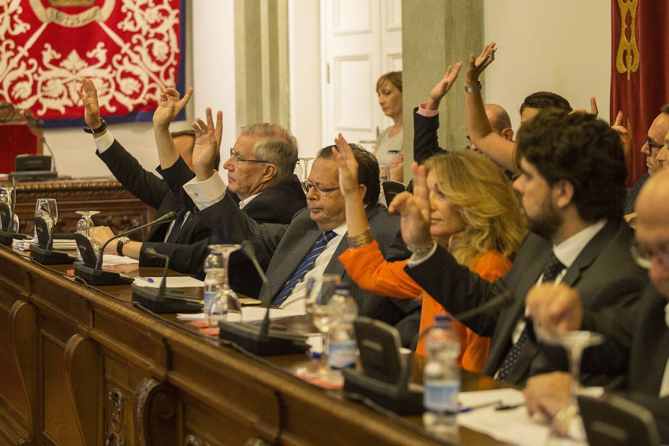 La bajada de sueldos de ediles y asesores de Cartagena sale adelante por un solo voto