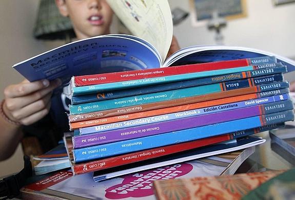 Indignación en decenas de familias al venderles libros que no sirven para la Lomce