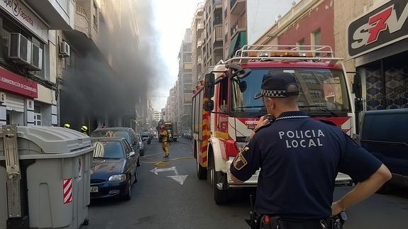 Un anciano herido por inhalación de humo en el incendio de un coche en Elche