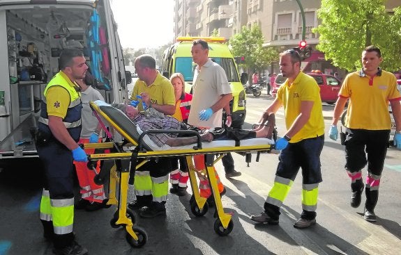 Un anciano herido por inhalación de humo tras incendiarse un coche en Elche