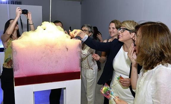 'Apaga la luz al salir' explora las posibilidades del lenguaje visual