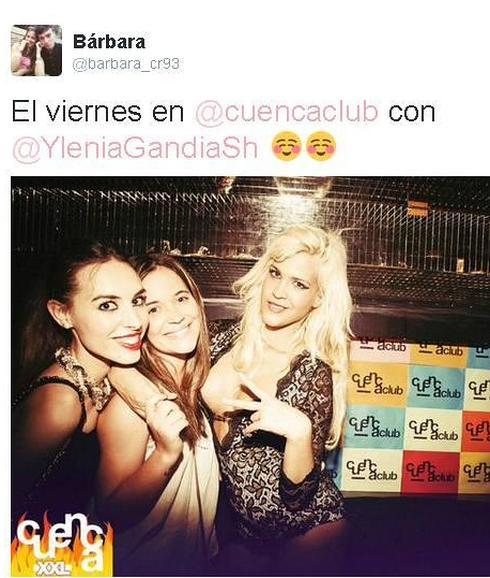 A Ylenia se le sale un pezón en una fiesta