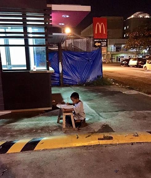 La foto de un niño sin hogar haciendo los deberes a la luz de un McDonald's se hace viral