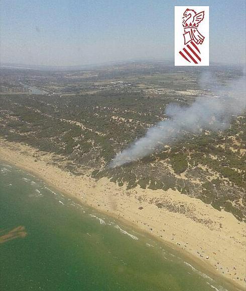 Controlado el incendio en una pinada de la playa del Rebollo